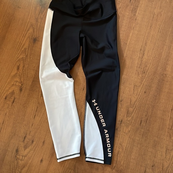 Under Armour compression 3/4 fitness leggings. - Picture 4 of 7